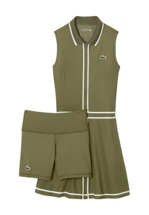 Robe de sport vert olive avec bordure blanche et fermeture éclair, accompagnée d'un short assorti. Présente un design sans manches et un détail de logo brodé.