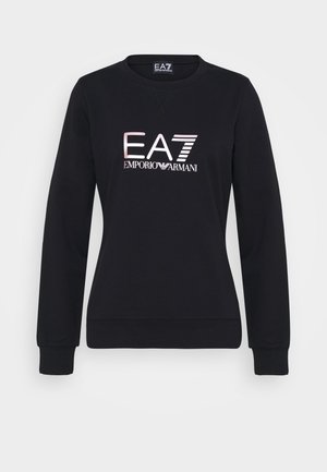 Czarna bluza z długim rękawem i okrągłym dekoltem z różowo-białym logo "EA7 Emporio Armani" na środku klatki piersiowej.
