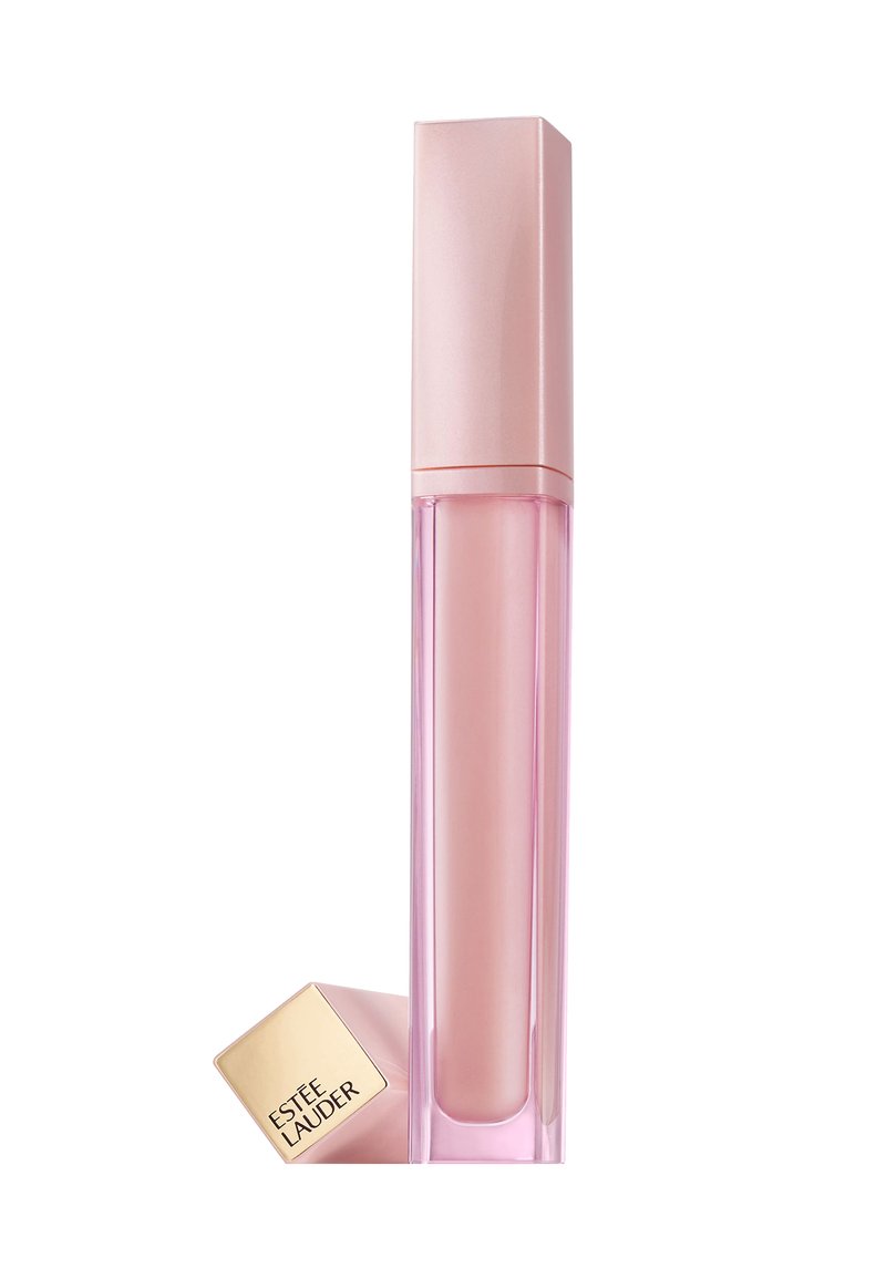Durchsichtiger, rosafarbener Lipgloss in einem hohen, rechteckigen Durchsichtigen Behälter mit einer hellrosa Metallkappe und einem goldenen quadratischen Fuß, auf dem die Marke "Estée Lauder" abgedruckt ist.