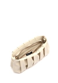 Beige konstläderkuvert med en volangdesign, dragkedjeslutning och två innerfickor. Slät yta och strukturerad form.