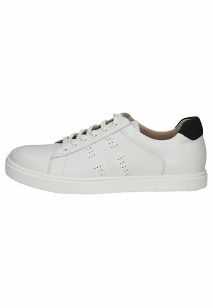Baskets en cuir blanc avec une surface texturée, bout rond et accent de talon arrière noir. Présentent un design perforé et une semelle en caoutchouc plate.