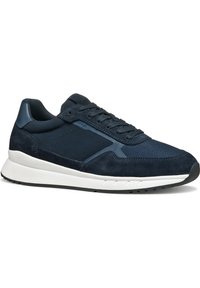 Sneaker blu navy realizzati in suede e rete, con un design testurizzato, suola intermedia bianca e suola esterna in gomma nera. Chiusura con lacci.
