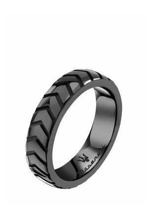 Sort båndring med et hævet dæk mønster og Maserati-logo indgraveret på indersiden af ringen.