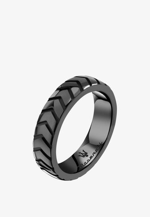 Schwarzer Bandring mit erhabenem Reifenprofilmuster und Maserati-Logo, das innen am Ring eingraviert ist.