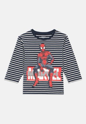 Lasten pitkähihainen tummansininen ja valkoraidallinen paita, jossa on istuva Hämähäkkimies-kuvitus ja edessä rohkea punainen Marvel-logo.
