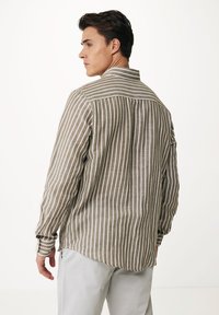 Camisa de manga larga a rayas marrón y blanca con cuello, que presenta una parte posterior recta, puños con botón y un dobladillo ligeramente curvado. Textura suave.