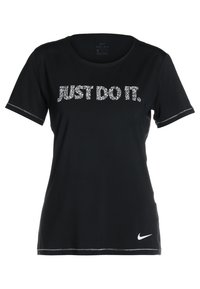 Svart Nike Dri-FIT t-shirt med kort ärm och vit "JUST DO IT."-text på bröstet samt liten vit Nike-logga nära nederkanten.