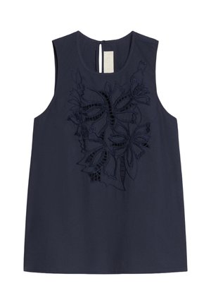 Blusa senza maniche blu navy con scollo rotondo e ricamo elaborato con farfalle e fiori sul davanti.