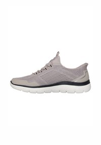 Scarpa atletica leggera in morbido mesh grigio chiaro con un motivo testurizzato, dotata di una suola bianca imbottita e accenti neri sottili.