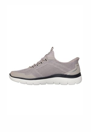 Chaussure de sport légère en mesh gris doux avec un motif texturé, dotée d'une semelle blanche rembourrée et de nuances noires discrètes.