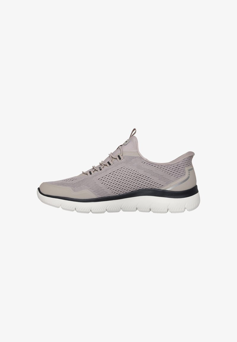 Scarpa atletica leggera in morbido mesh grigio chiaro con un motivo testurizzato, dotata di una suola bianca imbottita e accenti neri sottili.
