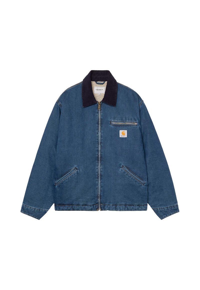 Giacca in denim blu con zip e colletto in velluto a coste scuro, due tasche frontali inclinate, tasca sul petto con zip e un'etichetta con logo sul petto.