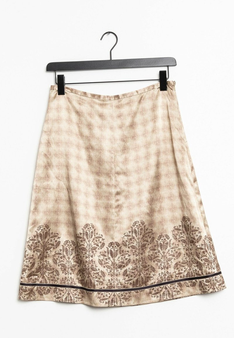 Et knælængde A-formet skørt i et lysebeige stof med et blomstret brunt mønster langs kanten og en kontrasterende sort kant.