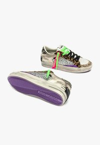 Scarpe sportive argento con materiali misti, caratterizzate da glitter, stampa leopardata, lacci verdi e suola viola. Accenti neri e branding visibili.