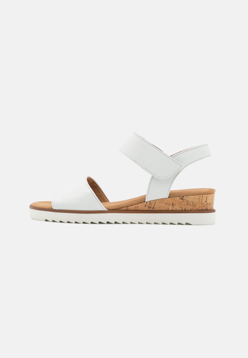 Witte leren wedge sandalen met een kurken hak, met een brede band over de voet en een verstelbare band bij de enkel.