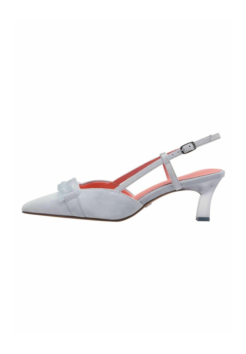 Chaussure slingback en suede gris clair avec un bout pointu, un talon transparent en bloc et un accent décoratif à l'avant ; doublure intérieure corail.