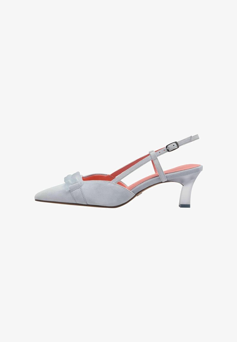 Chaussure slingback en suede gris clair avec un bout pointu, un talon transparent en bloc et un accent décoratif à l'avant ; doublure intérieure corail.