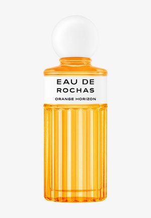 Flacon de parfum orange translucide et haut avec des rainures verticales, étiquette blanche portant la mention « Eau de Rochas Orange Horizon » et bouchon blanc rond.