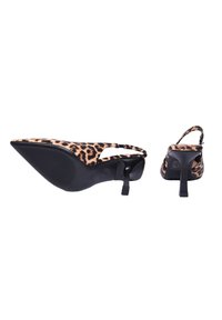 Décolleté slingback in fantasia leopardata. Realizzato in tessuto testurizzato con tacco nero e discreto dettaglio della fibbia posteriore.