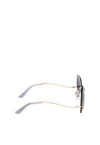 Occhiali da sole con montatura in metallo dorato, aste color porpora e lenti scure. Caratteristiche includono supporti per il naso e un design elegante ed allungato.