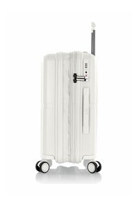 Weißer Hartschalentrolley mit strukturierten Oberflächen, doppeltem Reißverschluss und einem teleskopischen Griff. Verfügt über vier Räder und ein Zahlenschloss.