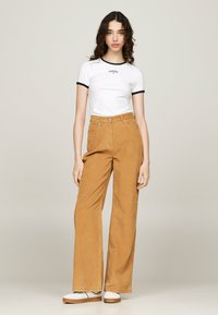 Tommy Jeans CLAIRE - Pantaloni - gentle gold