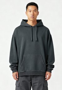 Hoodie grigio scuro realizzato in tessuto morbido, con tasca frontale, cappuccio regolabile con cordino e polsini e orlo a costine. Design a vestibilità ampia.