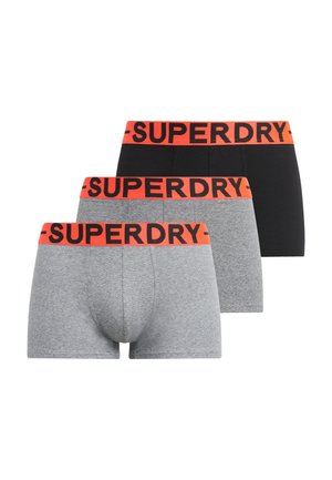 Tre par herreboxershorts i grå og sort, med en tykk orange "SUPERDRY" logo linning; et par har et stribet mønster.
