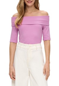 Top bez ramienok s krátkymi rukávmi v mäkkej levandulovej látke, s širokým výstrihom a priliehavým strihom, v kombinácii s vysokými bielymi nohavicami.