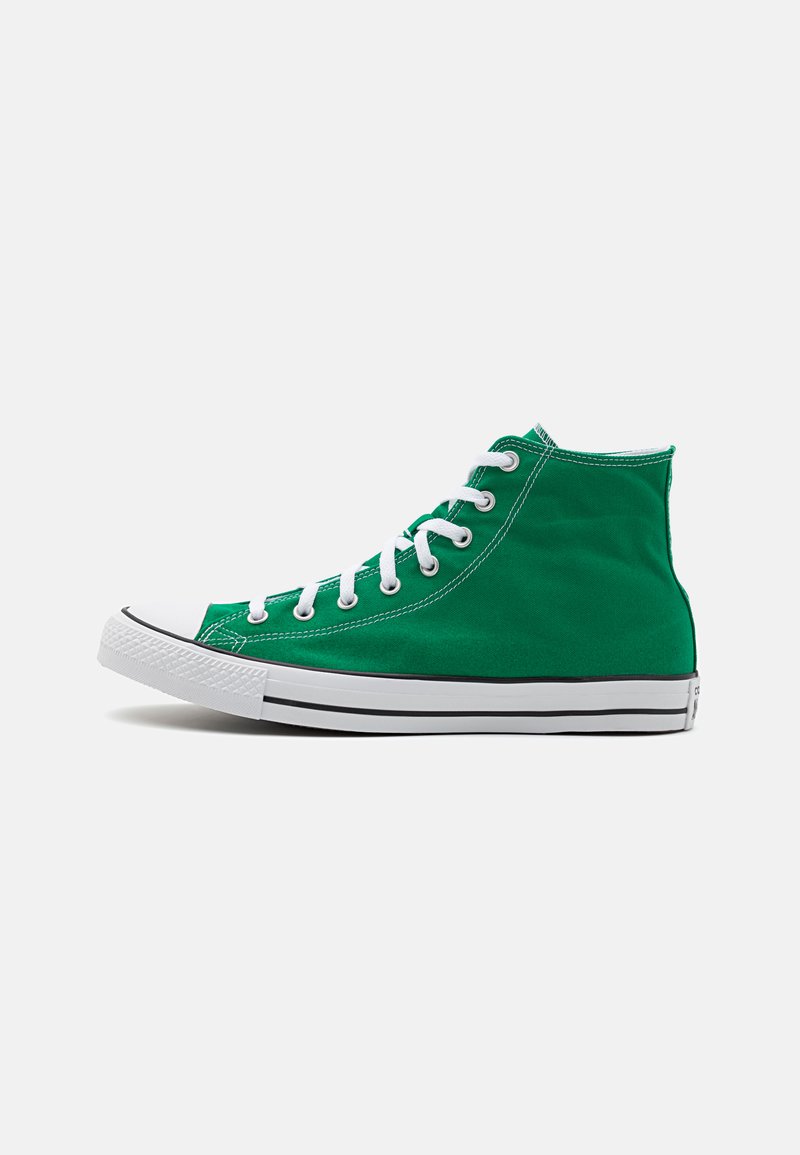 Grüner Canvas-Hochschuh mit weißer Gummisohle, Ösen und Schnürsenkeln, mit kontrastierendem Nähmuster und runder Zehenform.