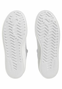 Vita sneakersulor med ett strukturerat, zigzag-mönster och präglad logotyp. Slät material med en minimalistisk design och inga ytterligare färger.