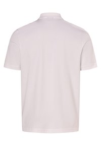 Weißes Polohemd mit kurzen Ärmeln, aus weichem Baumwollstoff, klassischem Kragen und feinem Stickdesign entlang des Ausschnitts und der Ärmel.