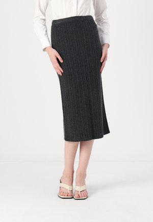 Gray ribbed knit pencil skirt with an elastic waistband and side slit, paired with beige strappy sandals.