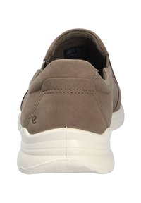 Taupe Wildleder Slipper mit einer weißen Gummisohle, ausgestattet mit einem gepolsterten Kragen und einem strukturierten Innenfutter für zusätzlichen Komfort.