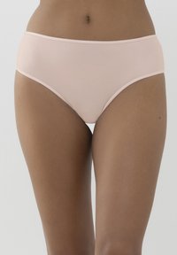 Jasnoróżowa bielizna hipsterska w stylu casual z gładkiego materiału i cienkim elastycznym pasem w talii. Posiada bezszwową konstrukcję i płaskie krawędzie dla wygody.