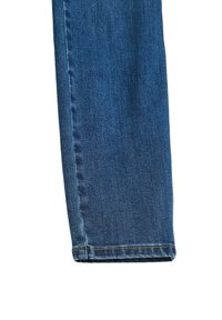 Dżinsy o prostym kroju, w ciemnoniebieskim kolorze, subtelną fakturą oraz klasycznym przeszyciem na dolnej krawędzi i szwach bocznych.