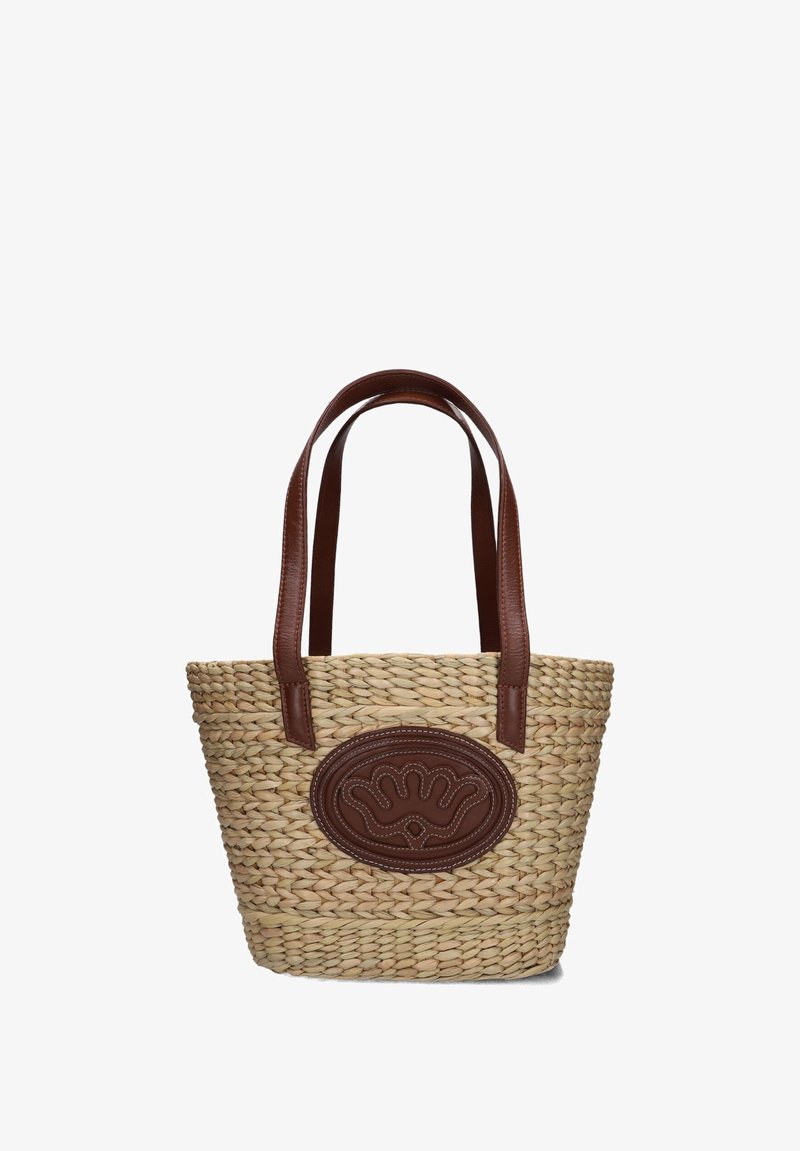 Geweven rieten schoudertas met bruin leren handvatten en een decoratieve, geperste leren patch met een golfachtige print.