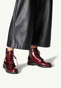 Tamaris ELEGANTE MIT TOUCH-IT - Bottines à plateau - bordeaux pat