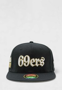 Musta snapback-lippalakki, jossa on valkoinen ja kultainen "69ers" brodeeraus, tasainen lippa ja monivärinen logotarra lipassa.
