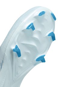 Suela de zapato deportivo blanco con tacos de tracción azules, superficie texturizada y características de diseño angulares para un mejor agarre y rendimiento.