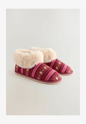 Karvased roosa ja punase mustriga sussid pehme kreemja kunstkarvkäe ja beeži kummi tallaga, mis pakuvad mugavat ja sooja disaini.