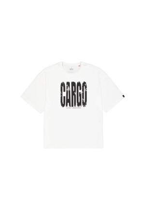 Weißes T-Shirt mit kurzen Ärmeln, das vorne einen großen schwarzen "CARGO"-Schriftzug und auf dem Ärmel ein kleines Markenlabel zeigt.