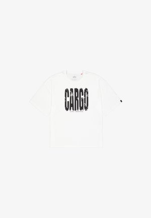Hvid t-shirt med korte ærmer, der har stor sort trykt tekst "CARGO" på forsiden og et lille mærke med mærkenavn på ærmet.