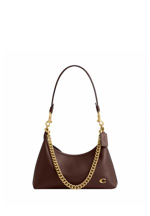 Hnědá kožená kabelka přes rameno se zlatým řetízkem, zlatým kováním a značkovou cedulkou na boku.