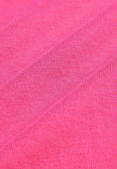 Tessuto fucsia, elastico e con una texture a coste, caratterizzato da motivi a maglia diagonali. Superficie liscia con una sensazione morbida.
