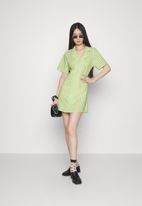 Monki Vestido camiseiro - green