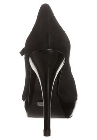 Scarpa nera in suede con tacco alto, punta affusolata e tacco a stiletto nero lucido. Presenta una superficie strutturata e un delicato fiocco decorativo sul retro.