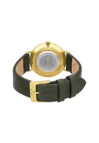 Gouden horloge met een ronde kast en een grijze metalen achterkant. Groene leren band met een gestructureerde afwerking en een gouden gesp, met meerdere gaatjes.
