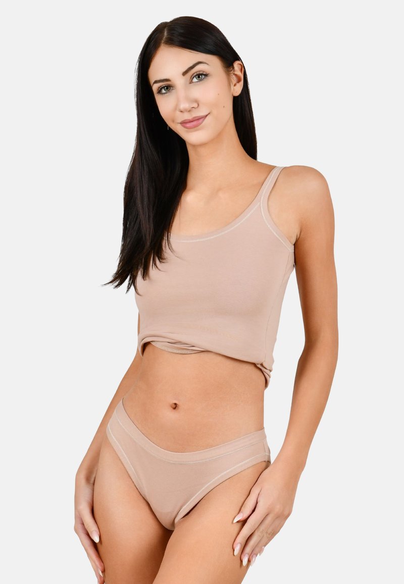 Beige tanktop en bijpassende slips van zacht, glad materiaal met lichte stikseldetails. Eenvoudig, aansluitend ontwerp dat een cropped lengte benadrukt.
