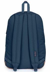 Zaino navy con spallacci imbottiti, manico superiore e base marrone. Realizzato in tessuto resistente con dettagli di cuciture verticali.
